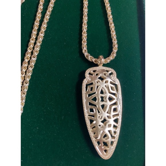 Kendra Scott Sienna Arrowhead Pendant Necklace in Gold - Picture 5 of 5